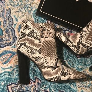 Qupid Shoes - Qupid Black & White Snake Skin Booties Qupid Shoes - Qupid Black & White Snake Skin Booties